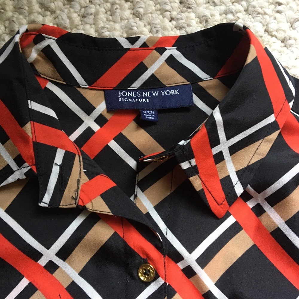 Jones New York: geo print w/gold button blouse!
